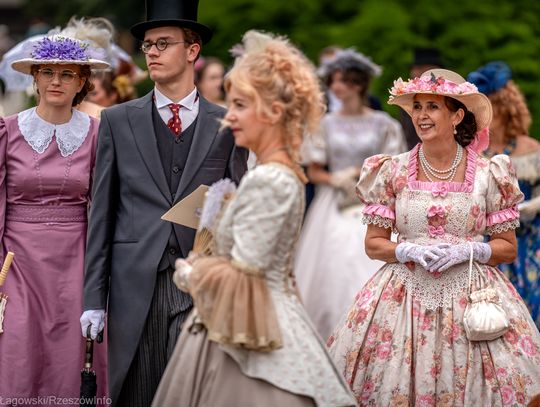 Z pasją przedstawiają historię w dawnych strojach. "Damy i Huzary" - spotkaliśmy ich w Rzeszowie [ZDJĘCIA]