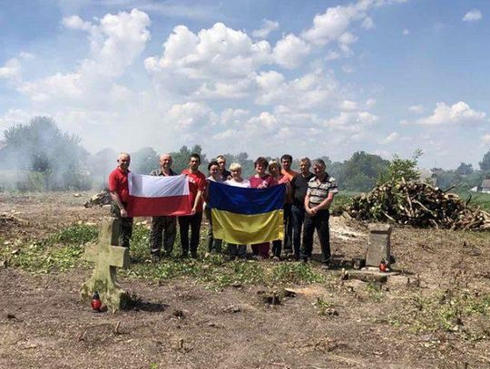 Z wdzięczności dla Polaków Ukraińcy sprzątają polskie miejsca pamięci w Ukrainie