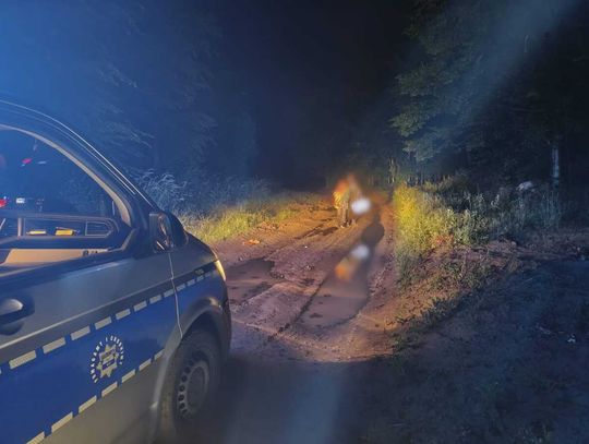 Zagubili się w lesie pod Ustrzykami Dolnymi. Policjanci odnaleźli turystów w środku nocy