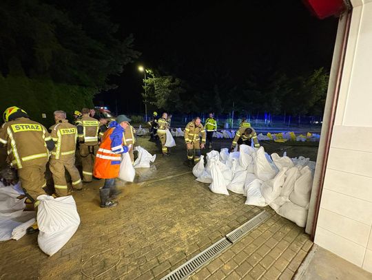 Zalana remiza, nieprzejezdne drogi. OSP Bzianka w Rzeszowie w akcji