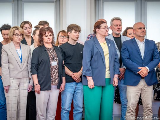 Żałoba na Podkarpaciu. Minuta ciszy w urzędzie wojewódzkim, 22 osoby wkrótce wrócą do Polski [ZDJĘCIA]