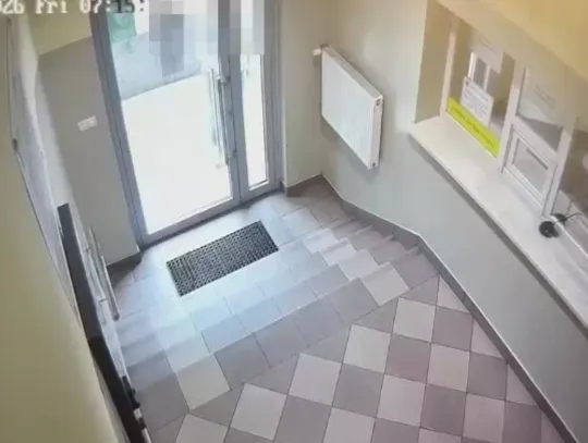 Zaparkował pod komendą... i sam przyznał się do jazdy po alkoholu. Nietypowa interwencja w Mielcu [WIDEO]
