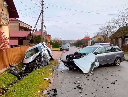 Zdarzenie drogowe w Nowym Kamieniu - 4 osoby w szpitalu