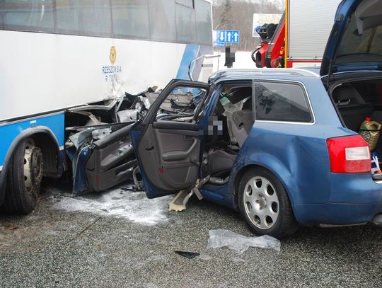 Zderzenie Audi z autobusem MKS. Dwóch poszkodowanych w stanie krytycznym