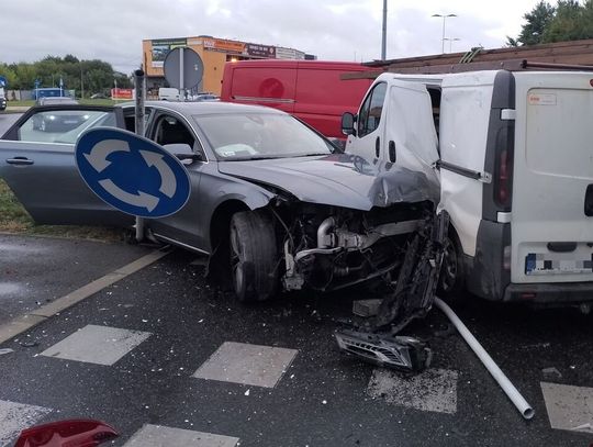 Zderzenie czterech pojazdów na rondzie Rodziny Ulmów. Audi nie ustąpiło pierwszeństwa