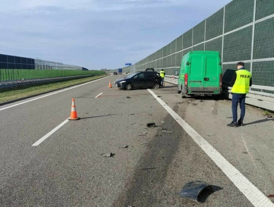 Zderzenie dwóch pojazdów na autostradzie A4. 71-latek trafił do szpitala