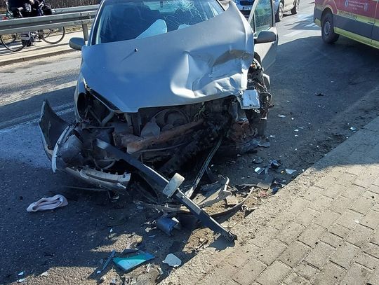 Zderzenie dwóch samochodów osobowych. Dwie osoby trafiły do szpitala