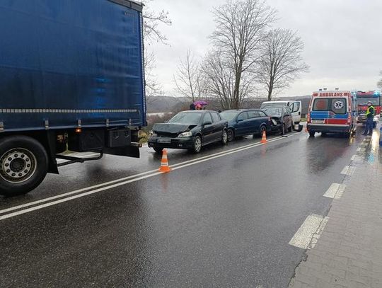 Zderzenie pięciu samochodów na drodze krajowej nr 28 w Sławęcinie pod Jasłem. Jeden z kierowców trafił do szpitala.