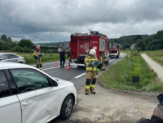 Zderzenie samochodu osobowego z motocyklem typu cross. Dwie osoby zostały poszkodowane