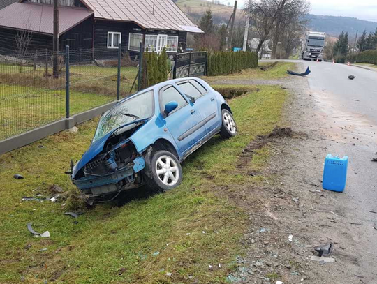 Zderzenie się osobowego Renault z samochodem dostawczym w Dydni