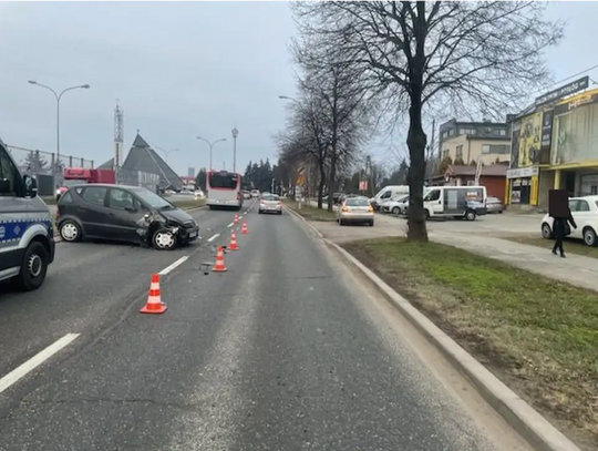 Zderzenie trzech pojazdów na ul. Lwowskiej. Wypadkowi uległy dwa samochody i autobus MPK