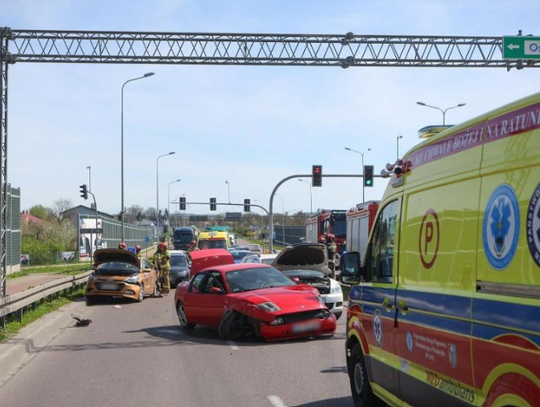 Zderzenie trzech samochodów. Dwie osoby trafiły do szpitala