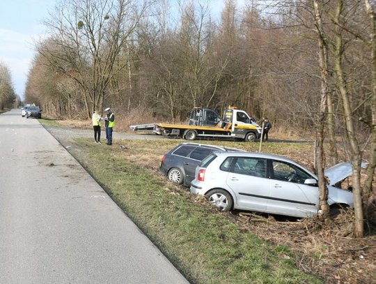 Zderzenie Volkswagena z Audi w Stalach. Dwie osoby w szpitalu