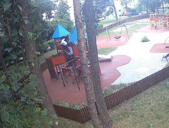Zdewastowali plac zabaw. Dwaj 14-latkowie staną przed sądem rodzinnym