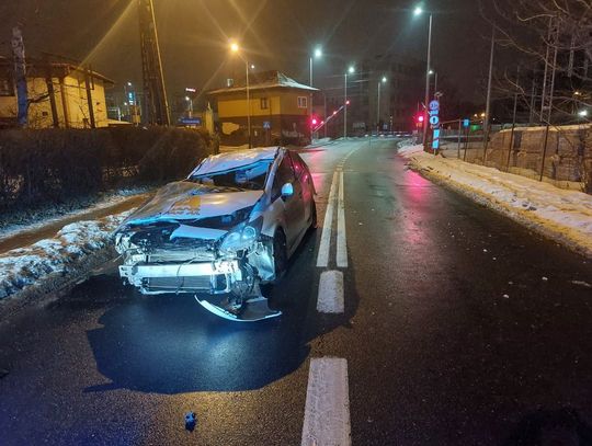 Zignorował rogatki, uderzył w budynek i uciekł. Pijany kierowca zatrzymany po policyjnej akcji