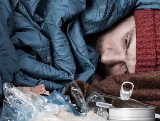 Zima na Podkarpaciu. Jak pomóc osobom bezdomnym? Infolinia i blisko tysiąc miejsc w schroniskach