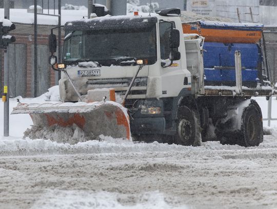 Zima uderzyła, służby działają. W Rzeszowie odśnieżane są najpierw drogi główne, później osiedlowe