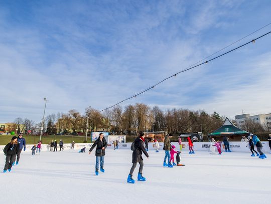 Zimowe szaleństwo rozpoczęte! Lodowisko w Parku Sybiraków już otwarte