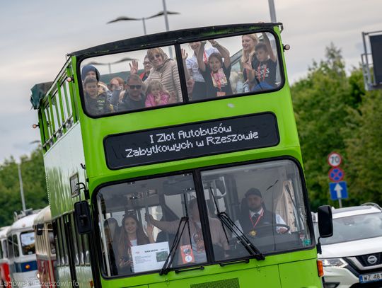 Zlot Zabytkowych Autobusów w Rzeszowie przyciągnął tłumy na zajezdnię MPK [DUŻO ZDJĘĆ!]