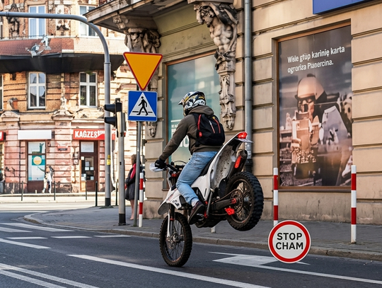 Został gwiazdą Stop Cham. Motocyklista stracił prawo jazdy za popis na jednym kole przed policją [WIDEO]
