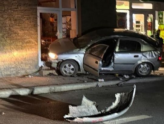 Zostawili 22-latkę po tym, jak wjechali w budynek [AKTUALIZACJA]