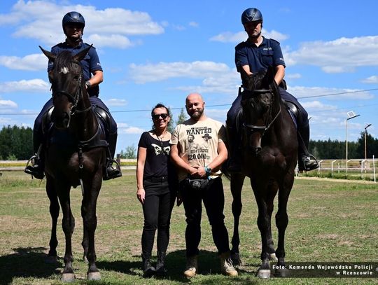 Zwycięzca licytacji WOŚP zrealizował voucher i odwiedził Ogniwo Konne podkarpackiej Policji