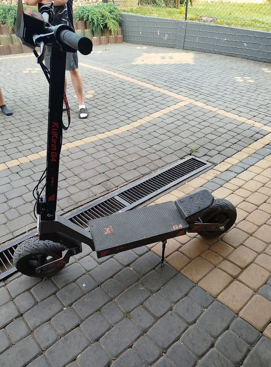 13-latek przewoził koleżankę na hulajnodze elektrycznej. Oboje trafili do szpitala