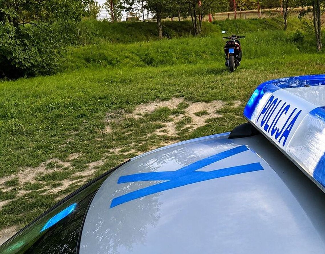 16-latek jechał motorowerem bez kasku i uprawnień. 1500 zł mandatu dla rodzica 16-latek jechał motorowerem bez kasku i uprawnień. 1500 zł mandatu dla rodzica