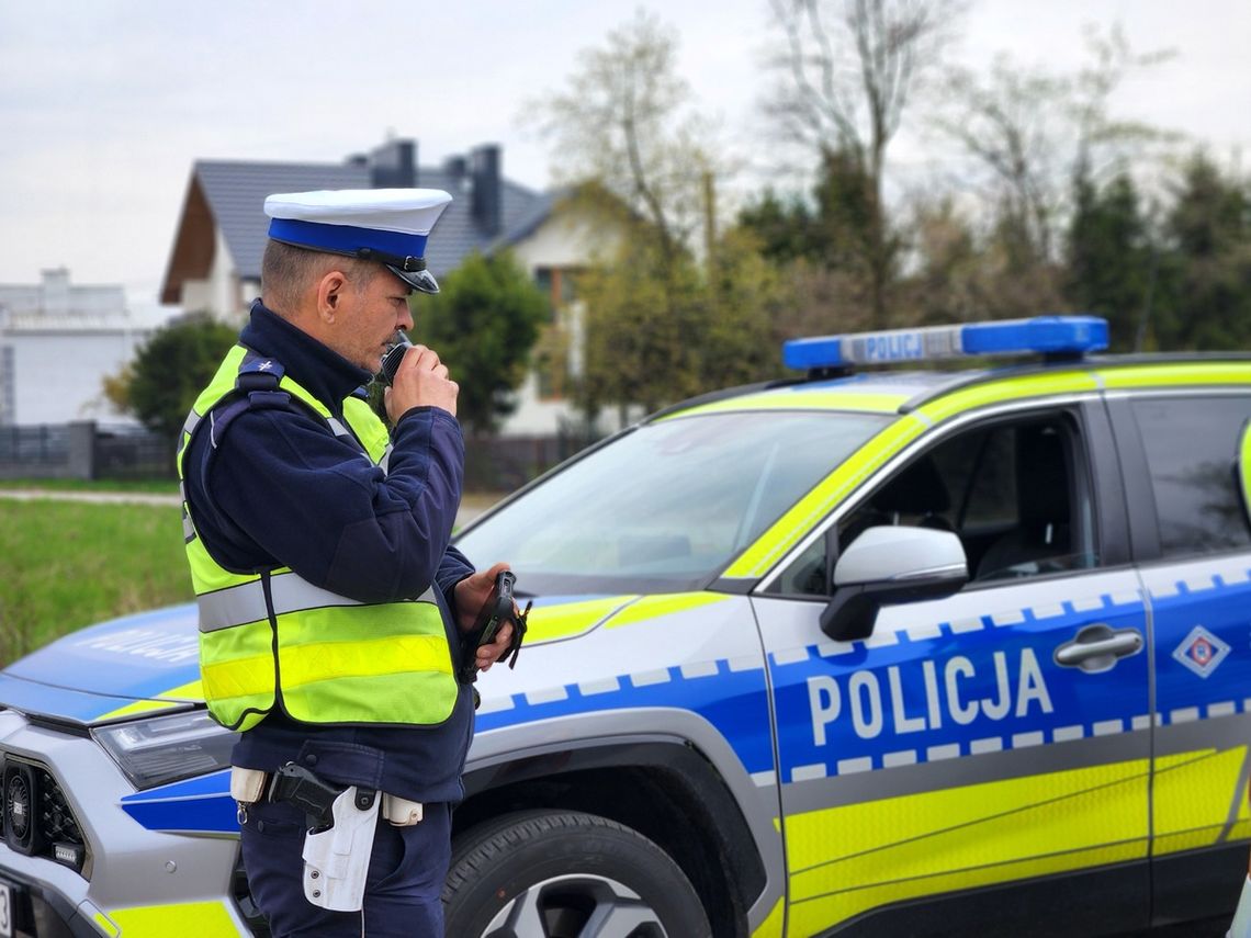 18-latek za kierownicą BMW miał ponad 1,2 promila. Wypadł z drogi i uderzył w słup