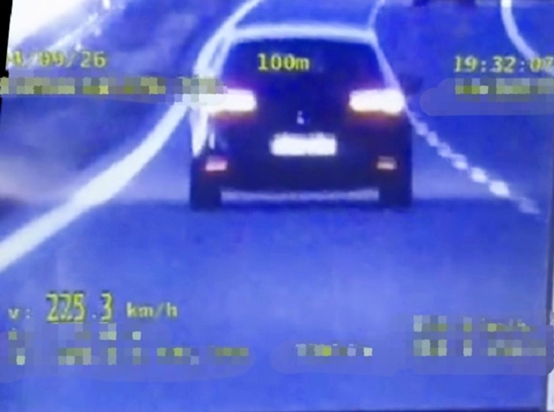 19-latek pędził aż 225 km/h! Młody pirat drogowy o włos od tragedii 19-latek pędził aż 225 km/h! Młody pirat drogowy o włos od tragedii