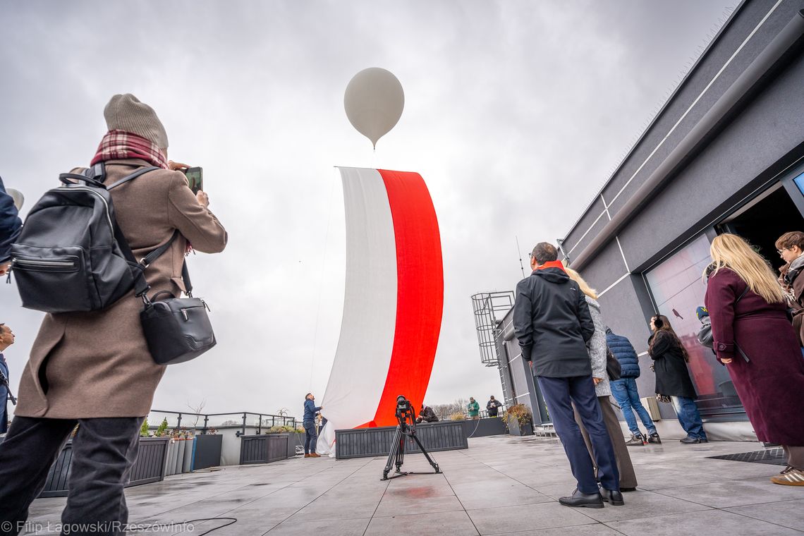 20-metrowa flaga Polski wzniesiona przez balon stratosferyczny w Rzeszowie [ZDJĘCIA]
