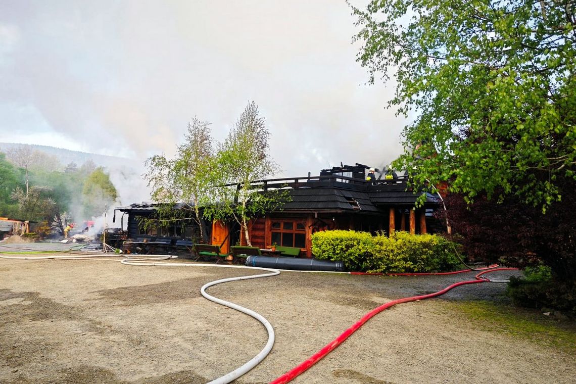 22 zastępy straży pożarnej gasiło pożar hotelu w Łodynie [AKTUALIZACJA]