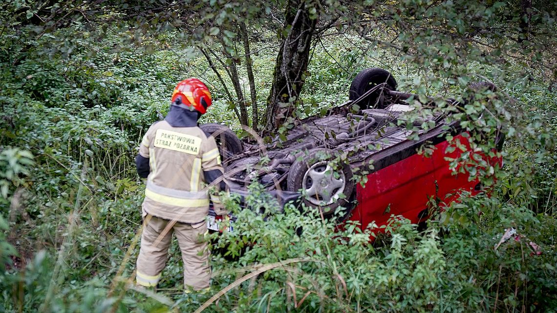 Wypadek na Podkarpaciu. Auto wypadło z drogi, kierowca cudem uniknął poważnych obrażeń