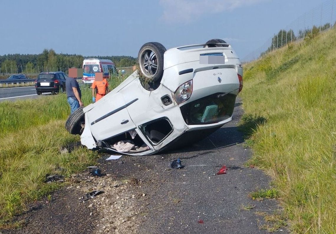 40-latek utracił kontrolę nad pojazdem i dachował