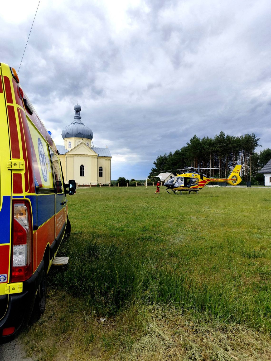 5-letnie dziecko wpadło do stawu w Dobrej. Na miejscu służby ratunkowe i śmigłowiec LPR 5-letnie dziecko wpadło do stawu w Dobrej. Na miejscu służby ratunkowe i śmigłowiec LPR