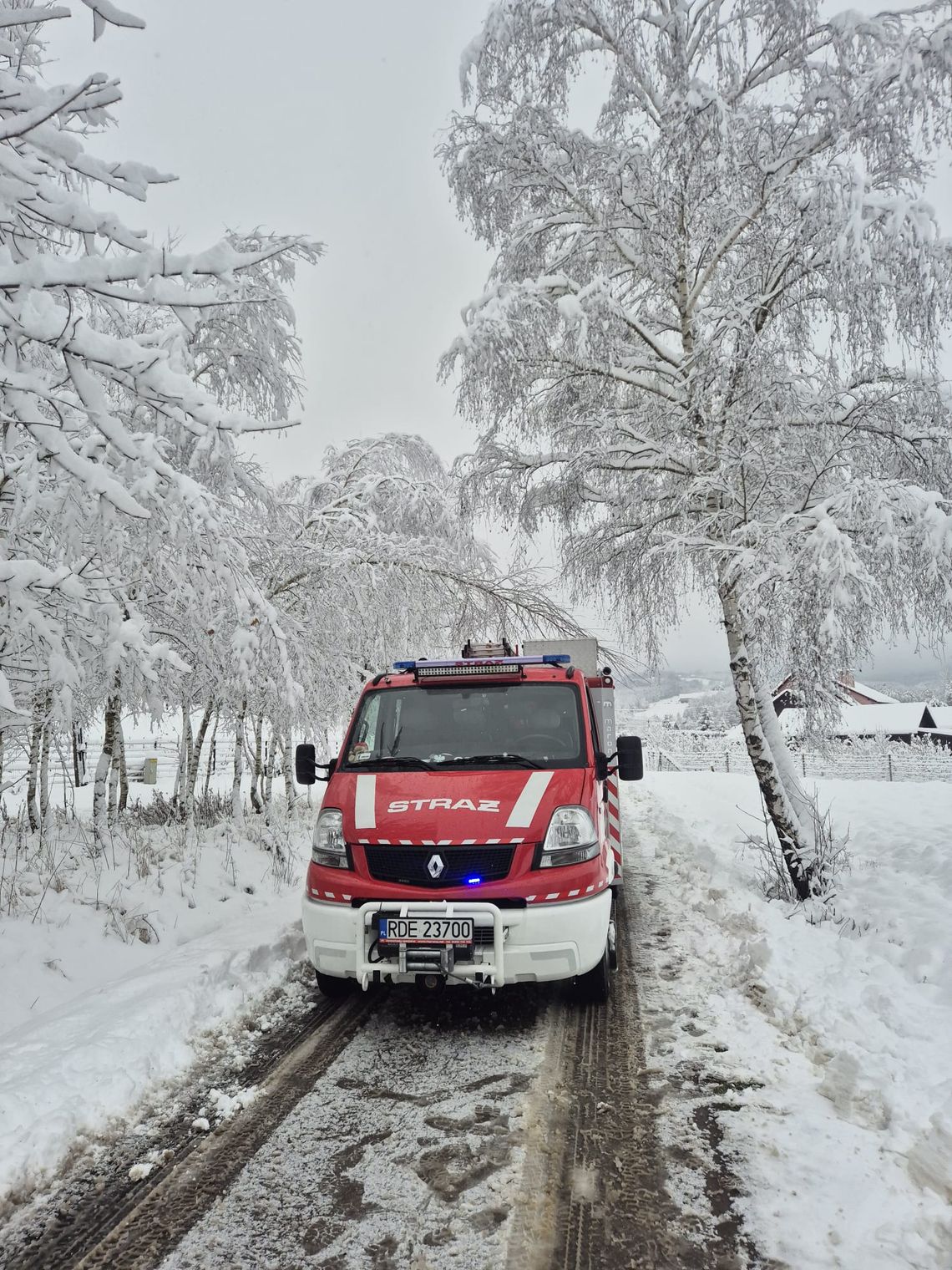 505 interwencji strażaków na Podkarpaciu. Intensywne opady śniegu paraliżują region