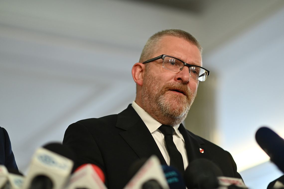 Grzegorz Braun przyjedzie do Rzeszowa. Jedni biją brawo, inni protestują