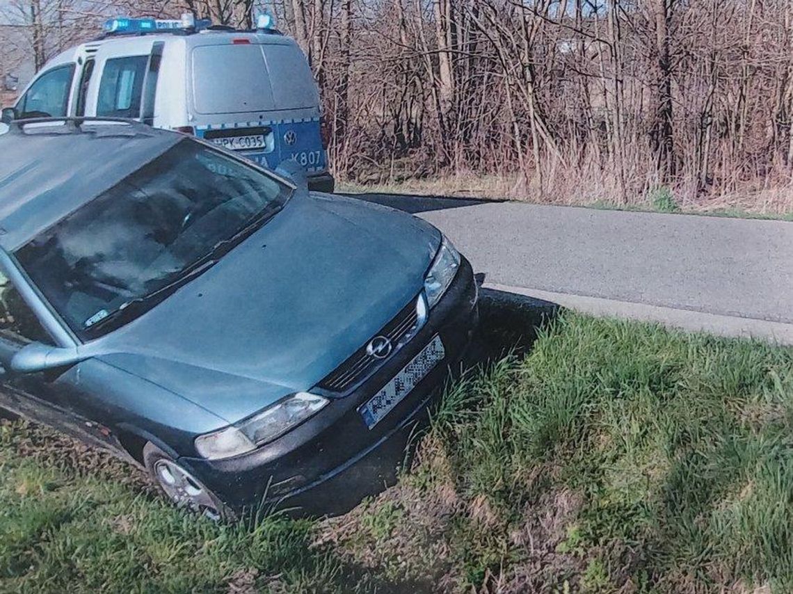 63-letni kierowca opla miał 7 promila alkoholu we krwi. Wjechał do rowu