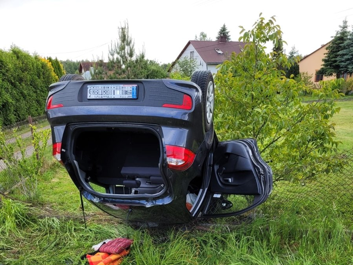 76-latek wjechał pojazdem do rowu i dachował. Nie żyje 87-letnia kobieta