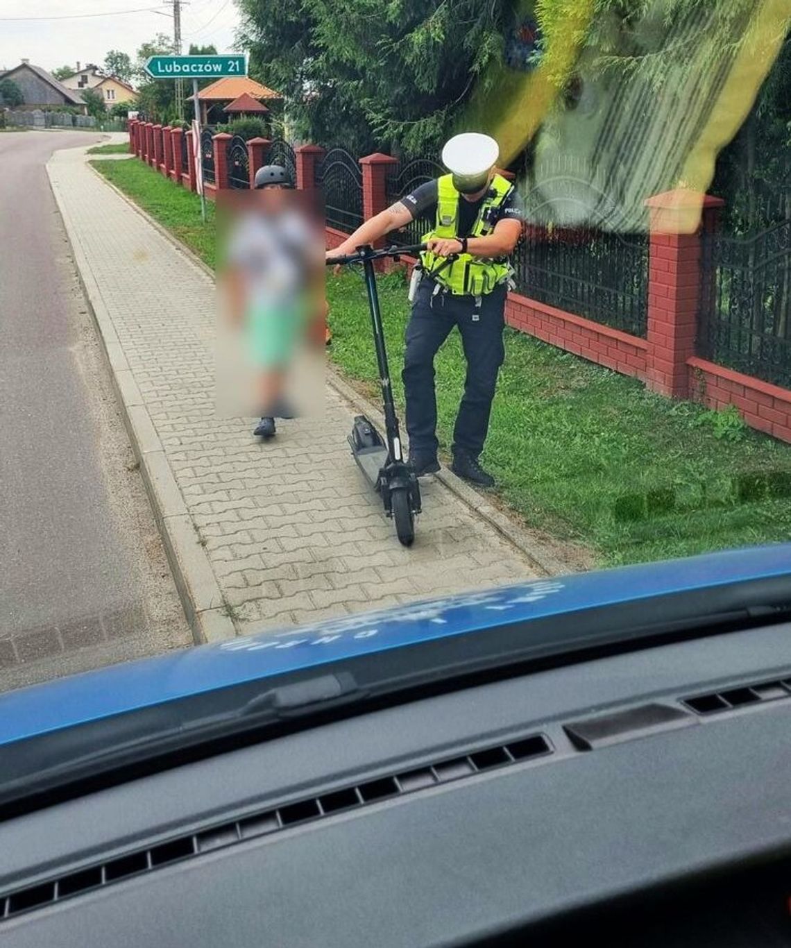 9-latek jechał hulajnogą elektryczną po jezdni. Jego mama dostała 1000 zł mandatu