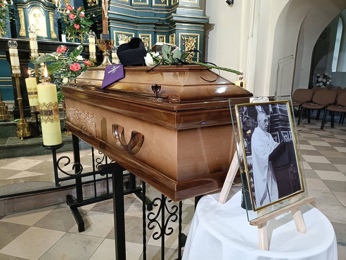 Abp Adam Szal pożegnał ks. Stanisława Zbojnowicza. Jutro ostatnia droga do rodzinnej Grzęski Abp Adam Szal pożegnał ks. Stanisława Zbojnowicza. Jutro ostatnia droga do rodzinnej Grzęski