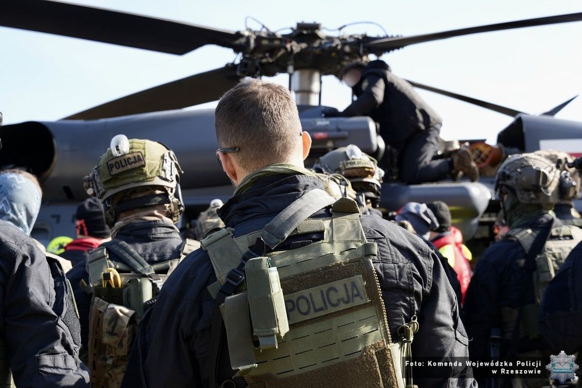 Akcja w górach jak z Hollywood. Black Hawk i kontrterroryści nad Bieszczadami [ZDJĘCIA]