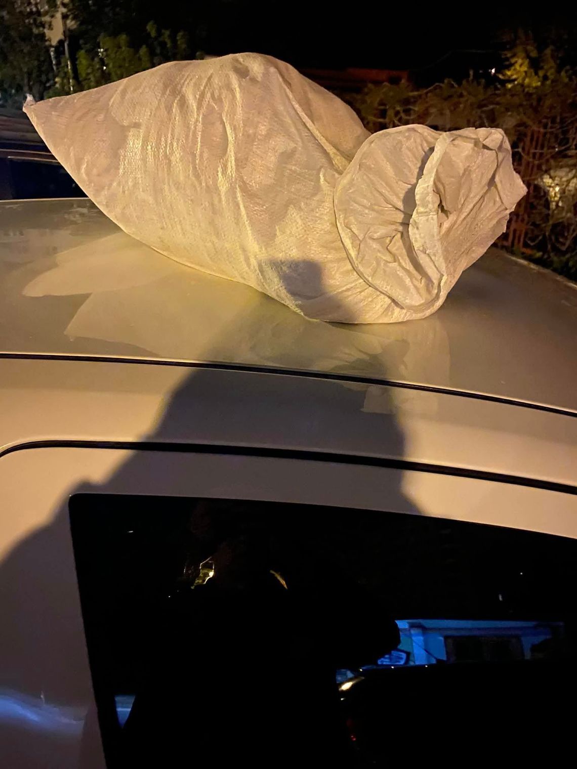 Akt wandalizmu na osiedlu 1000-lecia w Rzeszowie. Sprawca zniszczył samochody mieszkańców