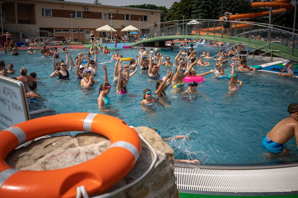 Aktywny weekend na basenach otwartych ROSiR. AquaFitness pod gołym niebem