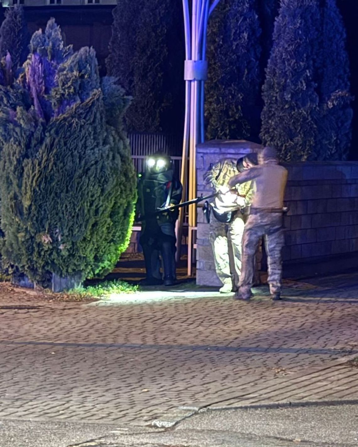 Alarm przy IPN w Rzeszowie. Porzucone bagaże postawiły służby na nogi. Zatrzymano dwie osoby [ZDJĘCIA]