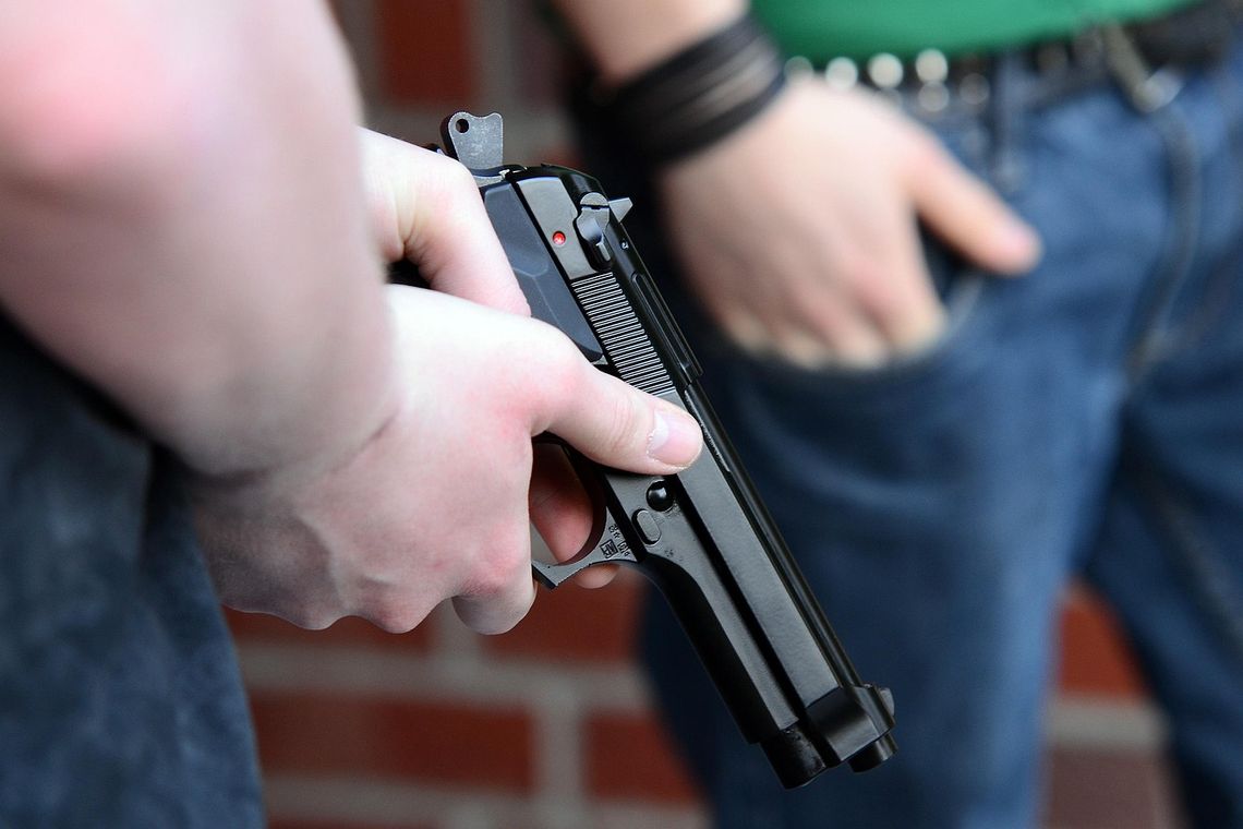 Alarm w Górze Ropczyckiej: Nietrzeźwy mężczyzna z "bronią" w pobliżu szkoły