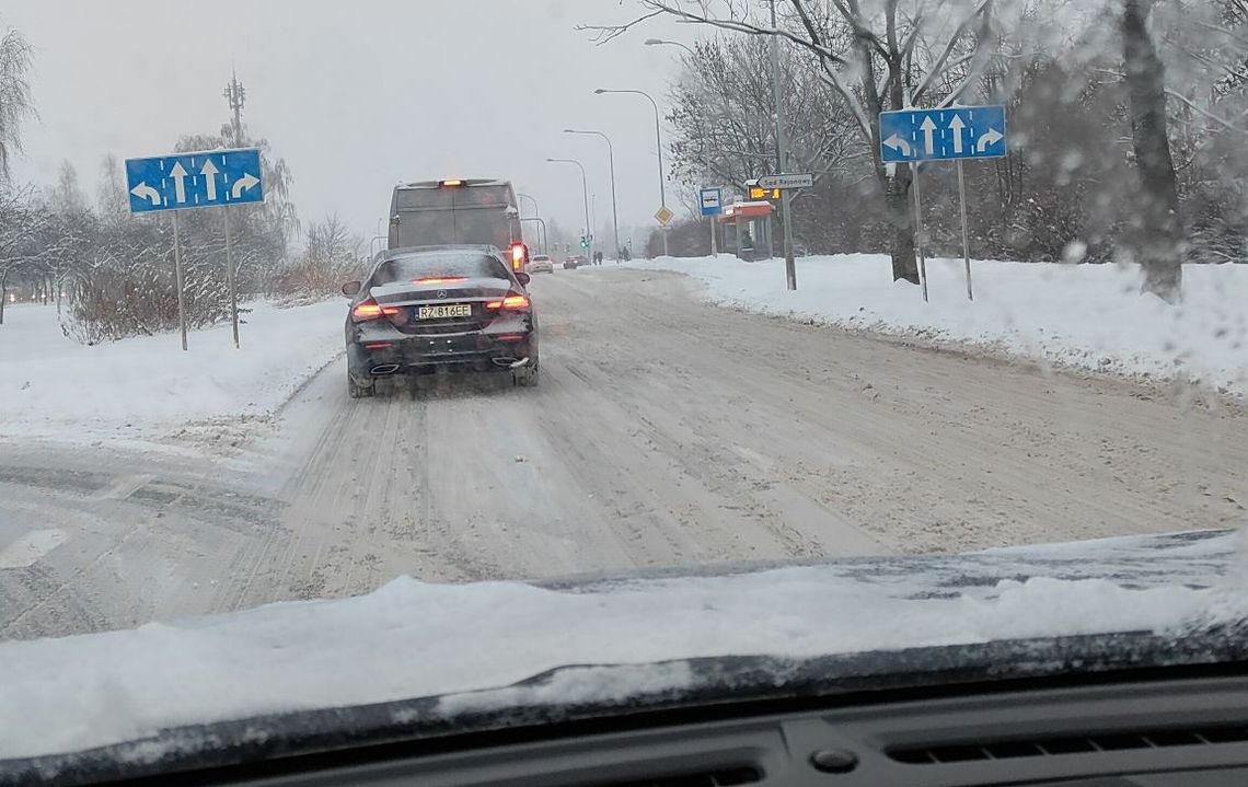 Atak zimy. W Rzeszowie gigantyczne opóźnienia autobusów i ogromne korki