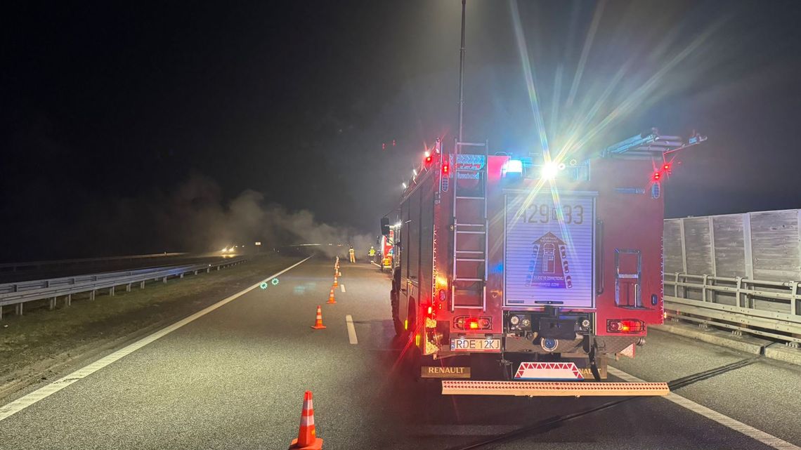 Auto stanęło w płomieniach na autostradzie A4. Długa akcja służb