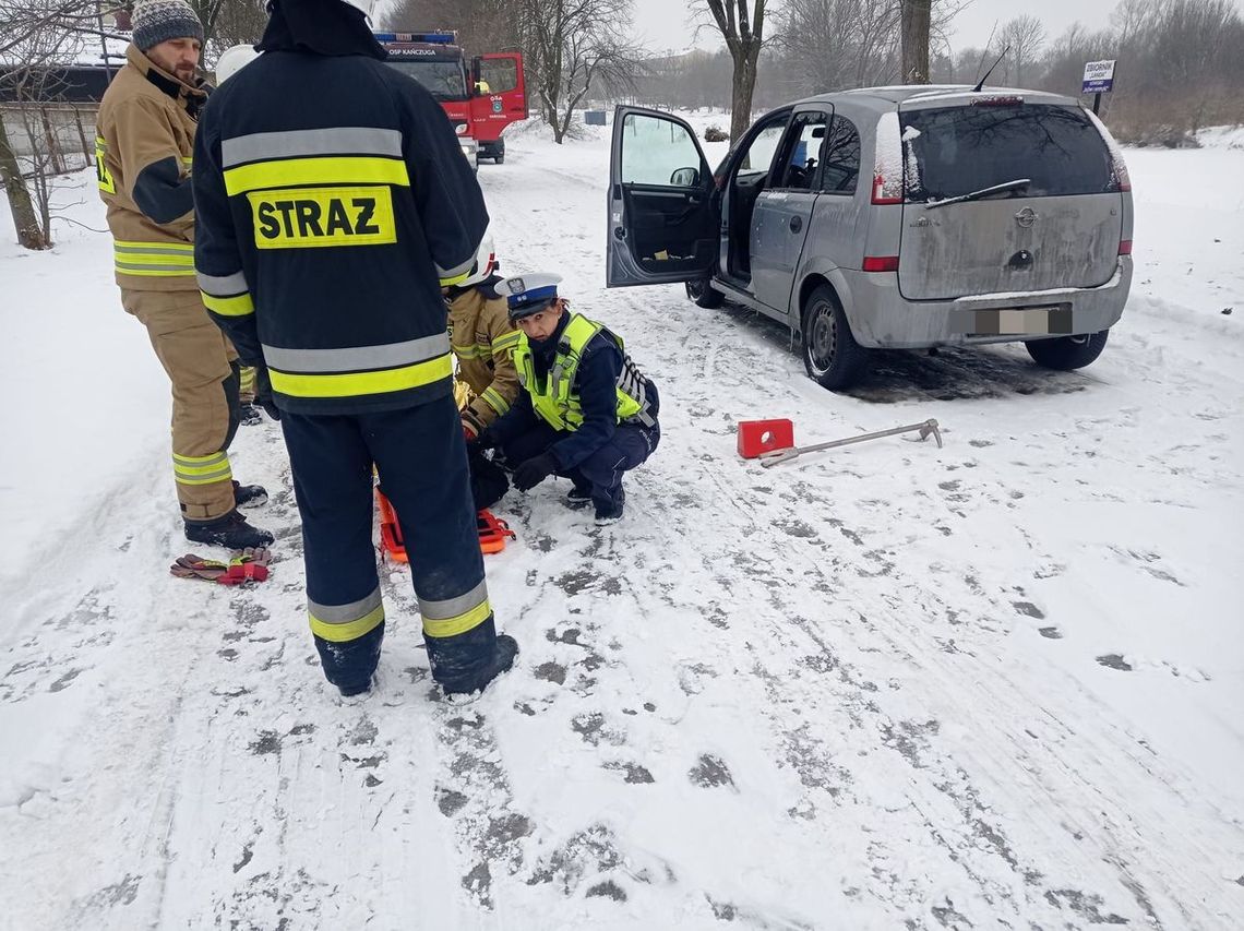 Auto z nieprzytomnym 34-latkiem z włącznym silnikiem stało na drodze. O życiu mężczyzny decydowały sekudy