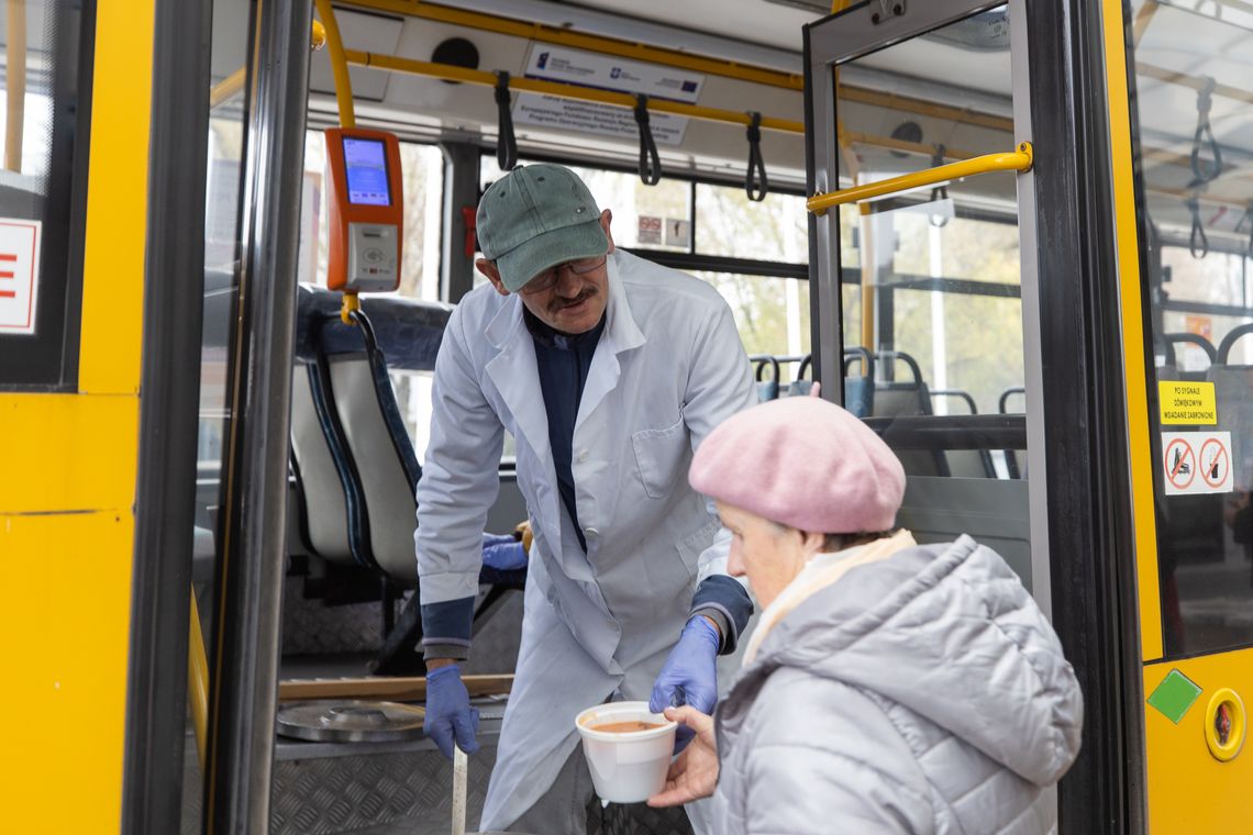 Autobus Ciepła rozwozi ciepłe posiłki dla potrzebujących